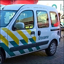 Foto van een auto waarop het woord 'douane' valt te lezen. Onderschrift foto: 'Het woord ‘diwaan’ belandde als ‘divan’ en als ‘douane’ in onze taal. (Fotobron: flickr.com)'