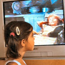Dieuwke, meisje van 5 jaar, kijkt naar Pipi Langkous op televisie