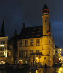 Het Poëziecentrum is gevestigd in Het Torenken op een hoek van de Vrijdagmarkt in Gent