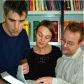 Rutger Kiezebrink, Linda den Braven en Pepijn Hendriks van de Nederlandse Taaladviesdienst bladeren in een taalkundig naslagwerk