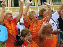 Foto van in oranje kledij gestoken Nederlanders