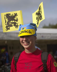 Foto van (Vlaamse) vrouw met op haar pet twee vlaggetjes met de Vlaamse leeuw erop