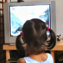 Dieuwke, meisje van vijf jaar, kijkt televisie