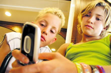 Twee kinderen met mobiele telefoon